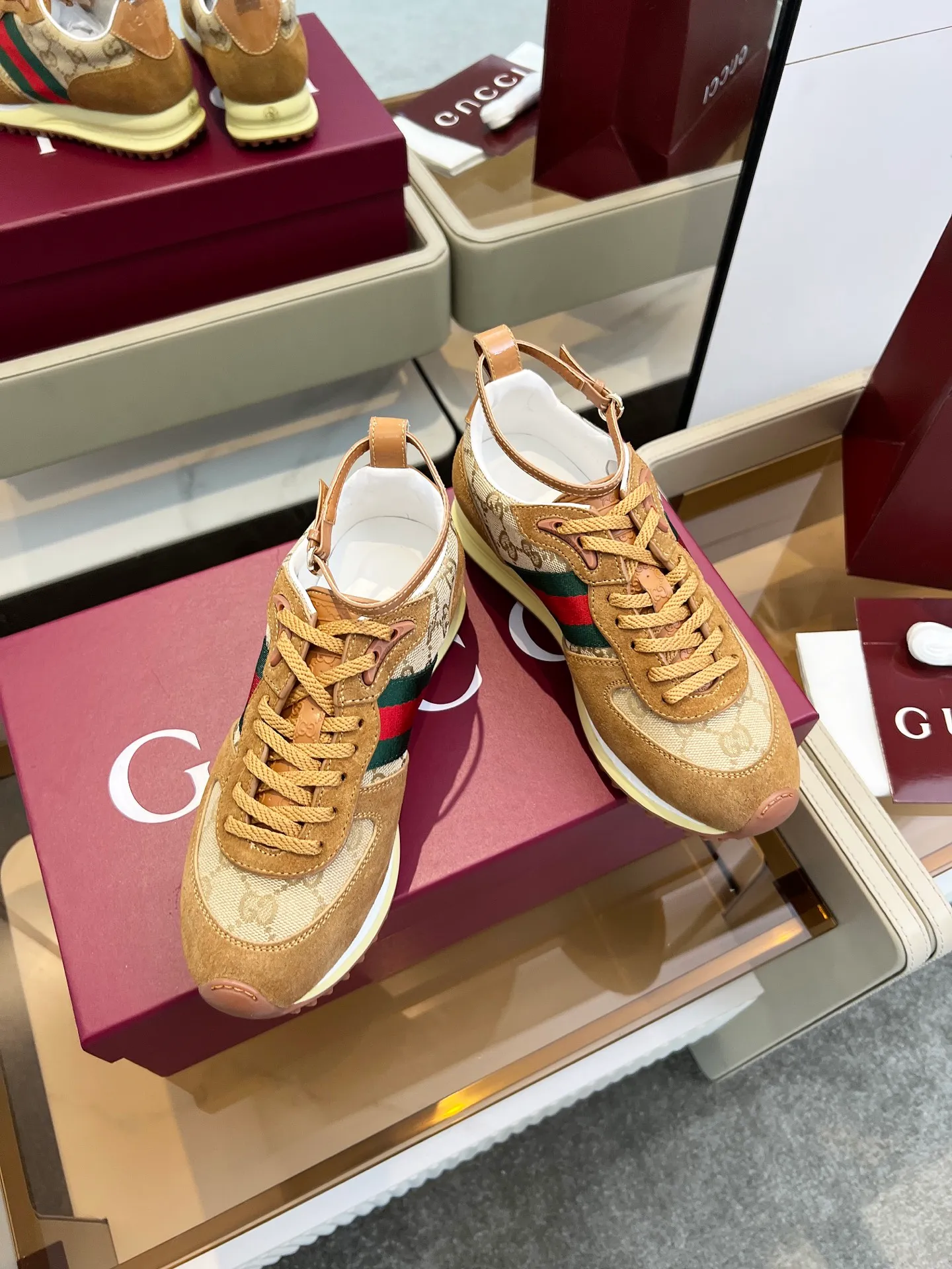 [G Home] P: 660💰 Men's Size: 40-44 (45 custom-made) GUCCI Gucci New Style When classic craftsmanship meets lazy fashion, this pair of Gucci men's casual shoes is the answer to refresh your wardrobe! The shoe body is made of soft calfskin and breathable fabric. Every step is as light as a cloud. The Italian tailoring releases the freedom of your feet, making daily travel a luxurious and comfortable experience. The iconic GG Supreme print on the side of the shoe low-key tells the brand's genes, and the metal horsebit embellishes the tongue, instantly lighting up the minimalist design; the contrasting webbing on the heel adds a smart layer, and the rubber serrated sole combines retro texture with modern anti-slip performance. Whether paired with jeans, a dress or wide-leg trousers, it can be the finishing touch of a look - languid yet sophisticated, effortless yet edgy.    👉